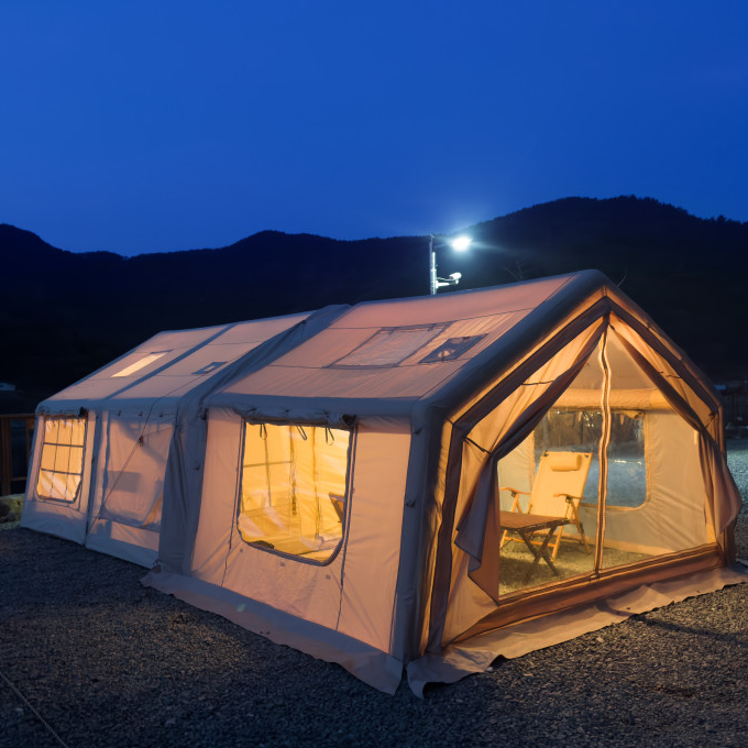 22 m² großes aufblasbares Glamping-Zelt mit zwei Zimmern und automatischer Luftzufuhr